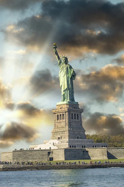 Нью Йорк Статуя Свободы Закате Красивым Цветовым Небом — стоковое фото