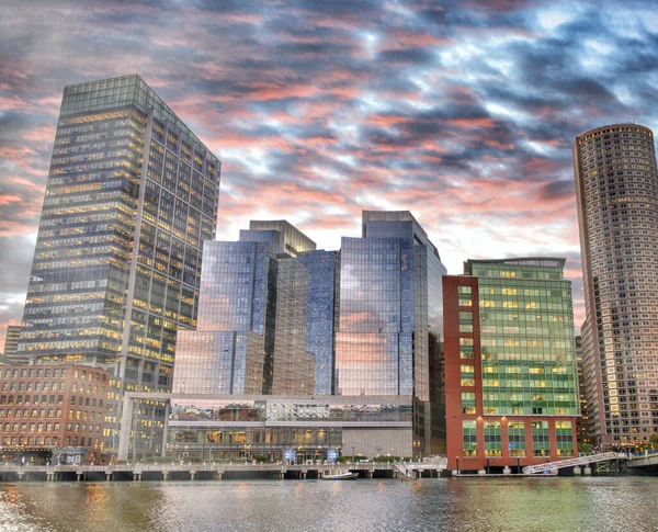 Boston Waterfront Skyline Stadtgebäude Bei Sonnenuntergang Vom Fort Point Channel — Stockfoto