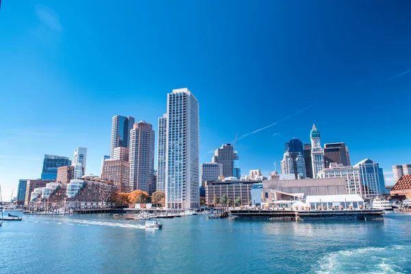 Skyline Boston Una Barca Movimento Una Bella Giornata Sole Massachusetts — Foto Stock