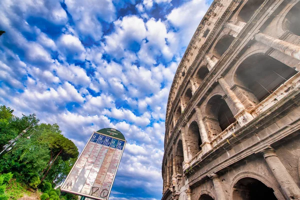 Rome Italia Kesäkuu 2014 Colosseum Homonyymi Aukio Kesäpäivänä — kuvapankkivalokuva