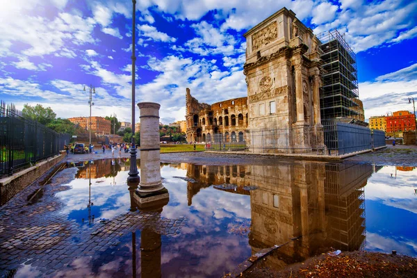 Рим Италия Июнь 2014 Колизей Одноименная Площадь Летний День Размышлениями — стоковое фото