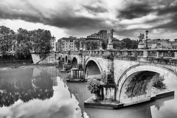 Roma Italia Junio 2014 Los Turistas Disfrutan Del Hermoso Puente —  Fotos de Stock