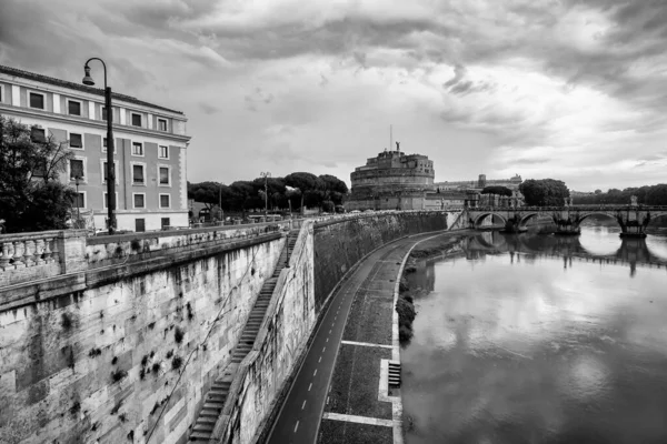 Roma Talya Daki Tiber Nehri Üzerindeki Saint Angel Kalesi Köprü — Stok fotoğraf