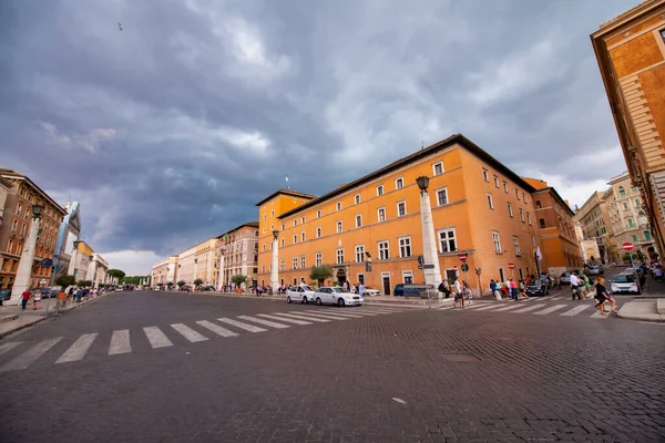 ROME, ITALY - Haziran 2014: Yaz mevsiminde şehir sokaklarının güzel manzarası.