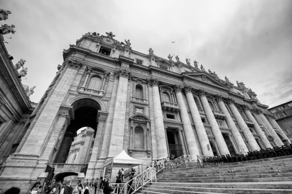 Рим Италия Июнь 2014 Туристы Наслаждаются Красивой Площадью Ватикана — стоковое фото