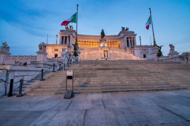 Anavatanın sunağı Altare della Patria, aynı zamanda Ulusal Victor Emmanuel Anıtı olarak da bilinir..