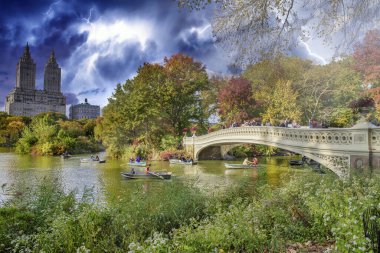 Central Park Gölü ve Pruva Köprüsü New York, ABD.
