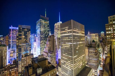 Manhattan 'ın gece ışıkları. New York Şehri hava görüntüsü.