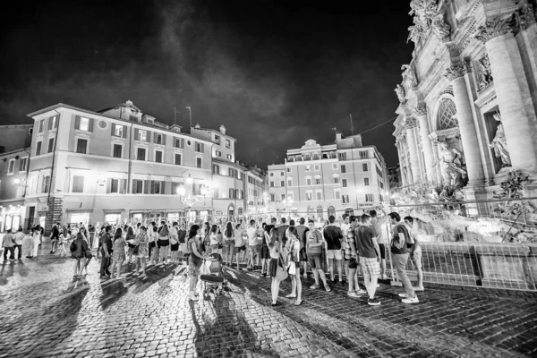 ローマ イタリア 6月2014 夏の夜に美しいトレビの泉を楽しむ — ストック写真