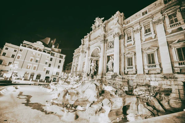 Roma Itália Junho 2014 Turistas Desfrutam Bela Fonte Trevi Uma — Fotografia de Stock