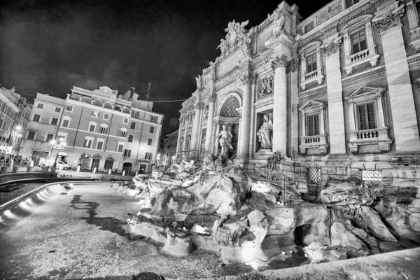 Rzym Włochy Czerwca 2014 Turyści Cieszą Się Piękną Fontanną Trevi — Zdjęcie stockowe
