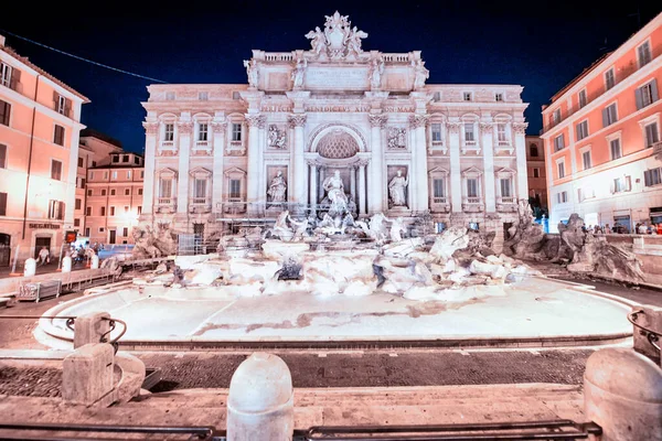 Rome Italy Haziran 2014 Turistler Güzel Trevi Çeşmesinin Tadını Çıkarıyorlar — Stok fotoğraf