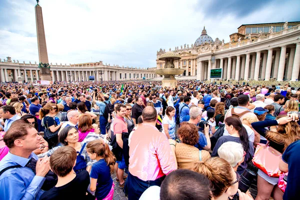 Rom Italien Juni 2014 Gedrängter Platz Vatikan Touristen Und Einheimische — Stockfoto