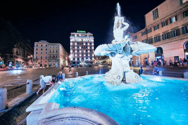 ローマ イタリア 2014年6月 バルベリーニ広場のトリトン噴水の美しい夜景 — ストック写真