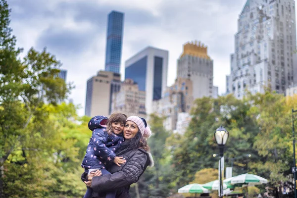 Tourists New York Mother Daughter Embracing Central Park — Stock Photo, Image