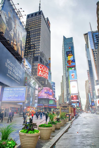 New York City October 2015 Times Square Tourists Cloudy Autumn — Stock Photo, Image
