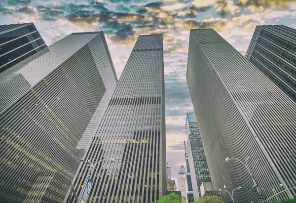 纽约日落时分 美丽的天空笼罩着美国城市的摩天大楼 — 图库照片