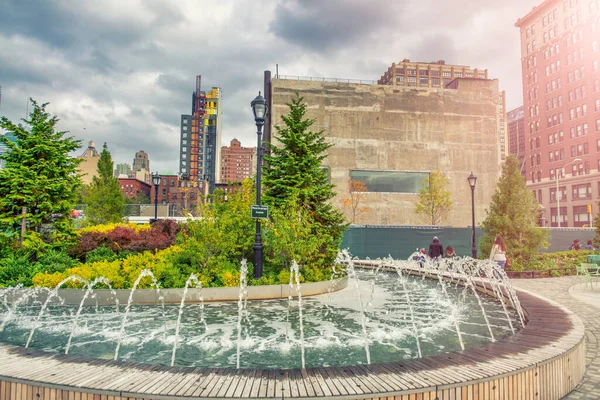 Fontanna Budynki Midtown Manhattan Pobliżu Rzeki Hudson Nowy Jork — Zdjęcie stockowe