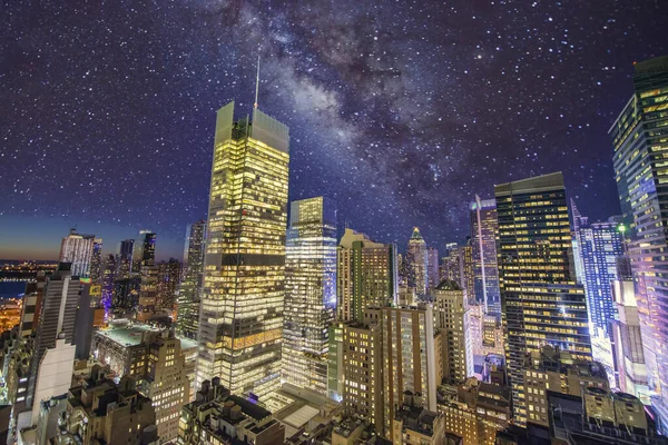 Vista Aérea Los Rascacielos Manhattan Bajo Una Noche Estrellada Nueva —  Fotos de Stock