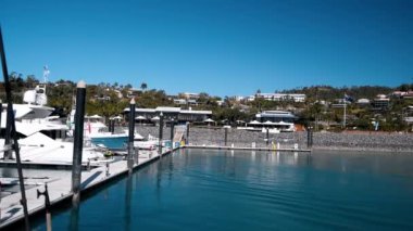 AIRLIE BEACH, AUSTRALYA - 2018 AĞUSTUSTOS: Hareket halindeki bir tekneden şehir limanının görüntüsü