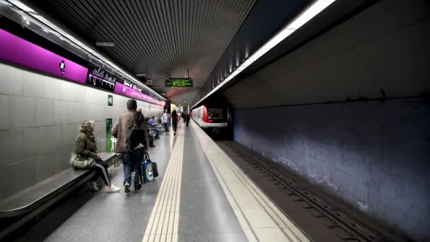 BARCELONA - MAJ 10, 2018: City tunnelbanestation interiör med turister Slow motion — Stockvideo