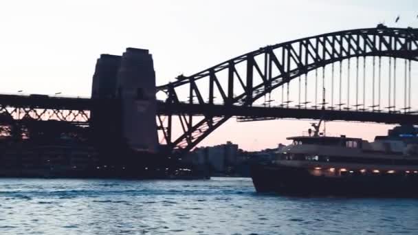 SYDNEY, RAKOUSKO - AUGUST 2018: Přístavní most Sydney a trajekt při západu slunce — Stock video