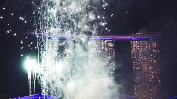 INGAPORE - JANUARI 1, 2020: Vacker fyrverkerisymfoni i Marina Bay-distriktet på nyårsafton — Stockvideo