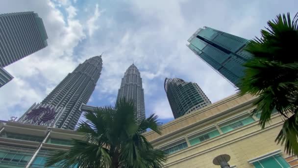 KUALA LUMPUR, MALAYSIA - 2019年12月28日：在多云的天气下对双子塔的奇景，马来西亚 — 图库视频影像