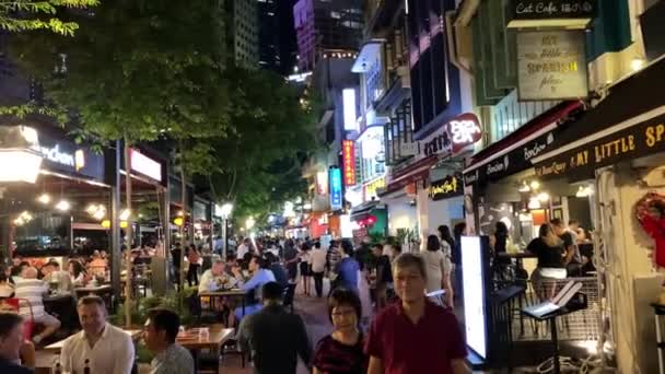 SINGAPORE - DECEMBER 31, 2019: A turisták élvezik az év utolsó napját a város utcáin, mielőtt tűzijáték show — Stock videók