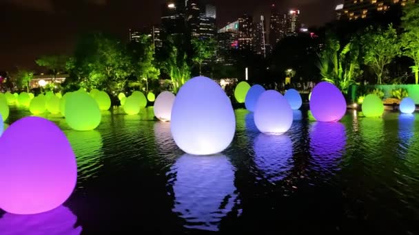 SINGAPORE - 1 HAZİRAN 2020: Marina körfezindeki göle parlak şişirilebilir yumurtaların yerleştirilmesi — Stok video