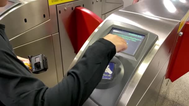 BANGKOK, THAILAND - 16 de dezembro de 2019: Jovem entra nos portões do metrô no centro da cidade — Vídeo de Stock