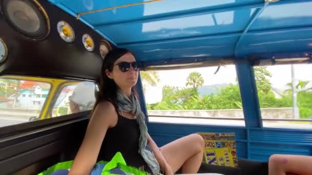 PHUKET, THAILAND - DECEMBER 2019: Family enjoys Tuk Tuk travel in Phuket, Thailand — Stock Video