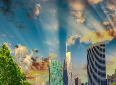 New York 'taki Bryant Park' ın gün batımı manzarası.