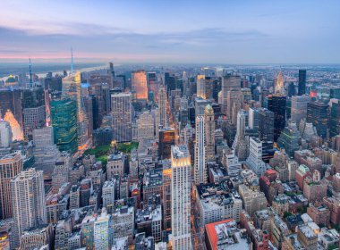 Manhattan şehir merkezinde, gün batımında, New York 'ta. Akşam karanlığında şehir gökdelenlerinin panoramik hava manzarası.