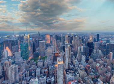 NEW YORK CITY - 10 Haziran 2013: Manhattan 'ın panoramik hava manzarası gün batımında şehrin çatısından.