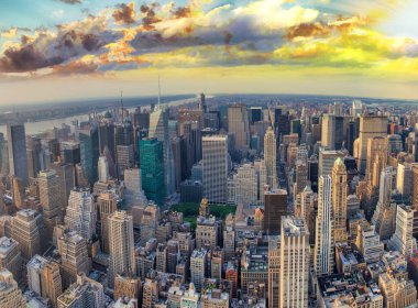 Manhattan şehir merkezinde, gün batımında, New York 'ta. Akşam karanlığında şehir gökdelenlerinin panoramik hava manzarası.