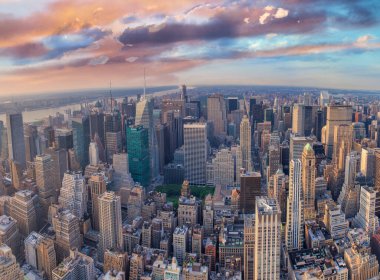 NEW YORK CITY - 10 Haziran 2013: Manhattan 'ın panoramik hava manzarası gün batımında şehrin çatısından.