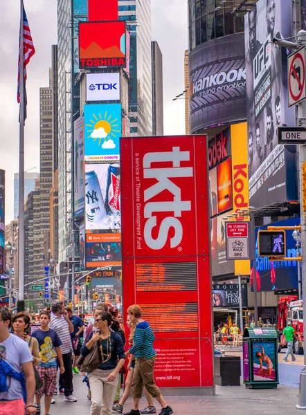 New York City Iunie 2013 Turiștii Aglomerați Times Square Faimoasa — Fotografie, imagine de stoc