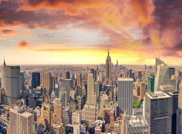 曼哈顿中城日落时分 纽约市 黄昏时城市摩天大楼的全景鸟瞰 — 图库照片