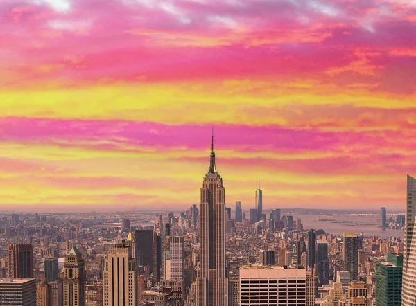 ニューヨーク市の日没時にミッドタウン マンハッタン 夕暮れ時の都市高層ビルのパノラマの空の景色 — ストック写真