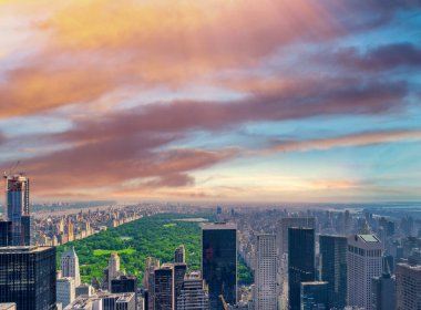 New York şehrinin gökyüzü ve Central Park 'ın panoramik görüntüsü.