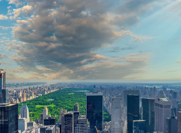 ニューヨーク市 2013年6月10日 セントラルパークとミッドタウン マンハッタンのスカイラインのパノラマ空撮 — ストック写真