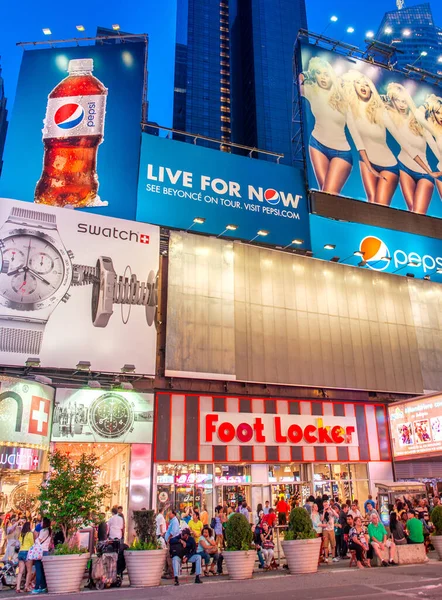 New York City June 2013 Tourists Crowded Times Square Famous — Fotografia de Stock