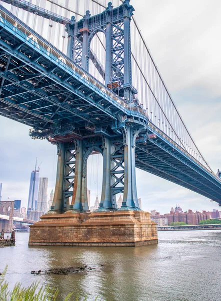 曇り空の日にニューヨーク市のマンハッタン橋の素晴らしい上向きの景色 — ストック写真