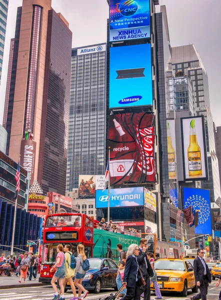 Нью Йорк Июня 2013 Туристы Переполнены Таймс Сквер Знаменитая Туристическая — стоковое фото