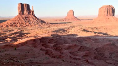 Yaz mevsiminde Monument Valley 'in inanılmaz manzarası, ABD