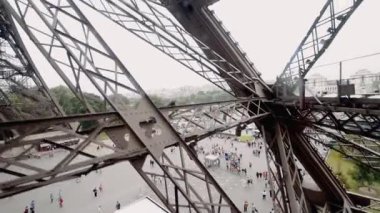 Eyfel Kulesi asansörü, Paris manzarası.