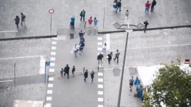 Barselona, İspanya. La Rambla 'nın yukarıdan yukarıdan görünüşü Yavaş çekim