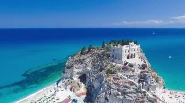 Tropea Sığınağı ve sahil şeridi, Calabria. Yaz mevsiminde hava manzarası