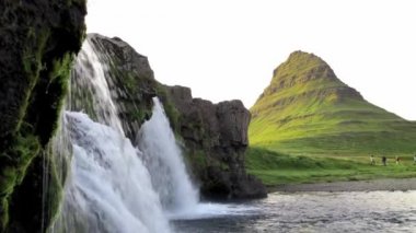 Kirkjufellfoss Şelaleleri Yaz mevsiminde, İzlanda